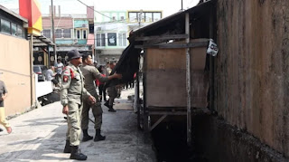 Satpol PP Padang Bongkar Bangunan Liar di Atas Drainase Jalan HOS Cokroaminoto, Ini Alasannya
