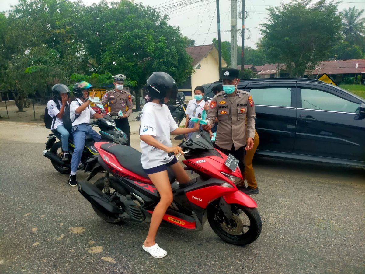 Polsek Ngabang Bagikan Masker ke Pengguna Jalan di Jalur Ngabang-Sanggau, Warga Diminta Waspada Kabut Asap Karhutla