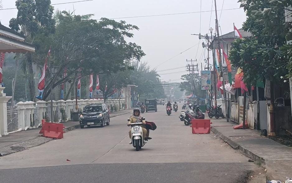 Kabut Asap Kembali Menyelimuti Kuala Tungkal, Warga Keluhkan Mata Perih dan Gangguan Pernapasan Siang Ini