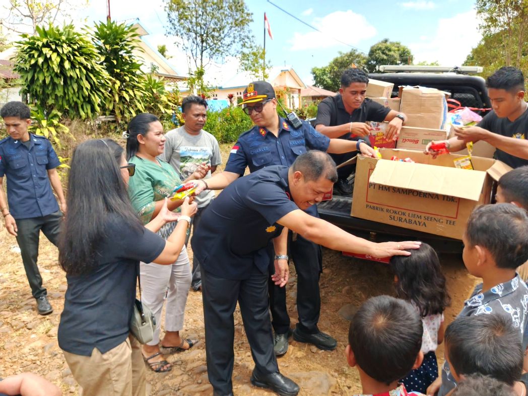 Imigrasi NTT Salurkan Bantuan untuk Warga Terdampak Gempa di Cunca Wulang, Manggarai Barat