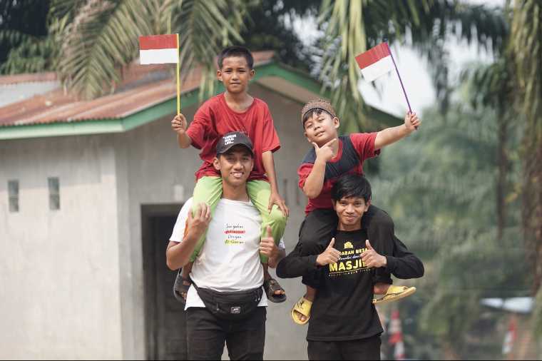 Ekspedisi SIDAQ di Perbatasan Sanggau Bagikan 1.000 Mushaf Al-Qur'an ke 30 Titik, 20 Guru Ngaji Terima Santunan