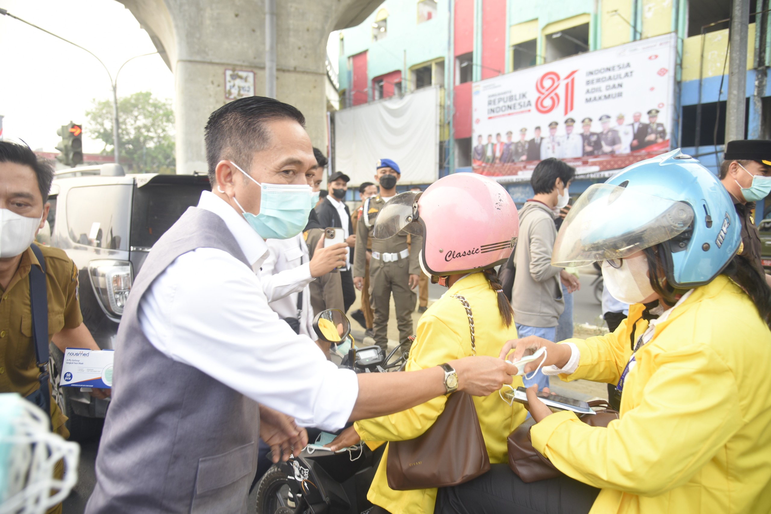 Kualitas Udara Palembang Memburuk, Pemkot Bagikan 16.500 Masker di 3 Simpang, Kasus ISPA Capai 9.313