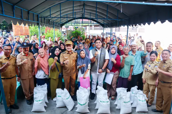 Wali Kota Tebing Tinggi Serahkan Bantuan Beras 717 Ton untuk 23.929 Keluarga, Setiap KK Dapat 30 Kilogram