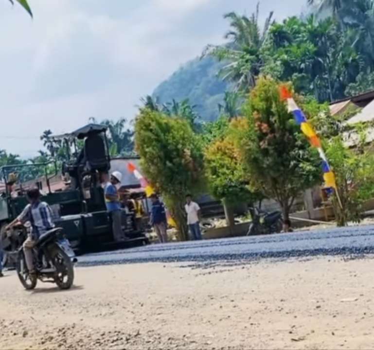 Jalan Pasar Sipiongot di Paluta Akhirnya Diaspal Setelah 81 Tahun, Gubernur Bobby Nasution Diapresiasi Warga