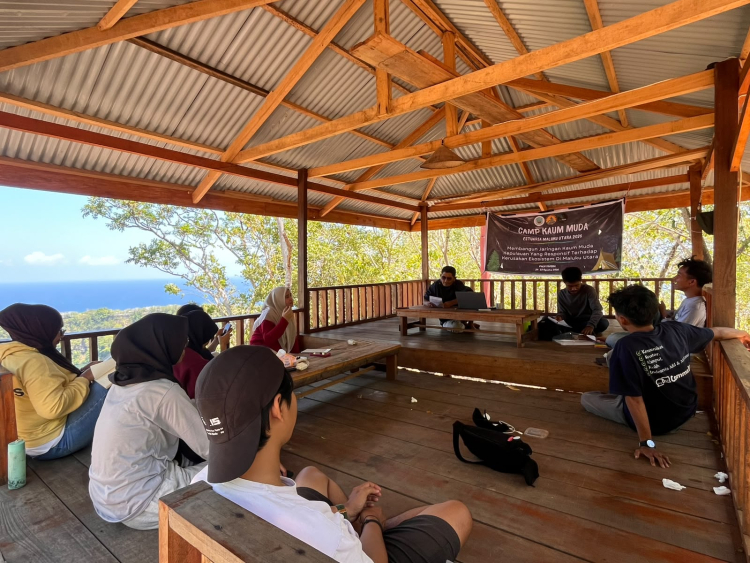 10 Anak Muda Ternate Ikuti Kelas Estuaria di Danau Tolire, Belajar Lingkungan hingga Tanam Mangrove