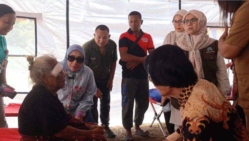 Menteri PPPA Arifah Fauzi Kunjungi Korban Gempa Flores di Labuan Bajo, Serahkan Alat Bantu Jalan dan Pastikan Pendampingan Berlanjut