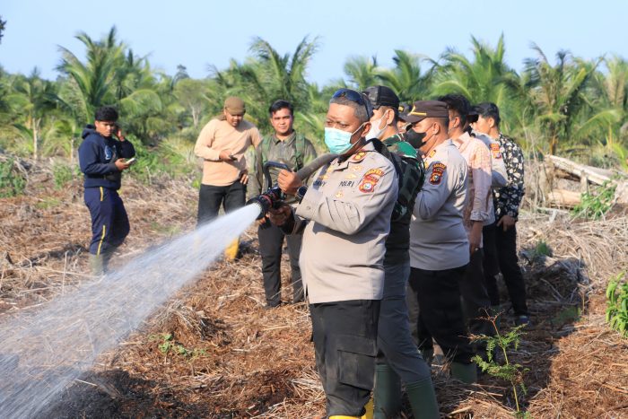 Kapolres Inhil Pimpin Pemadaman Karhutla 10 Hektare di Gaung, 120 Personel Dikerahkan