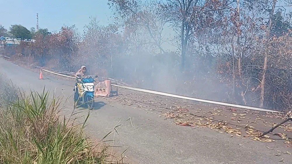 Asap Karhutla di Tarakan Capai Kampus UBT, Batu Bara di Bawah Jalan Gunung Amal Lama Ikut Terbakar