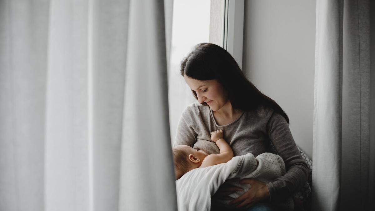 Menyusui Sambil Bekerja: Persiapan dan Cara Jaga Produksi ASI untuk Working Mom