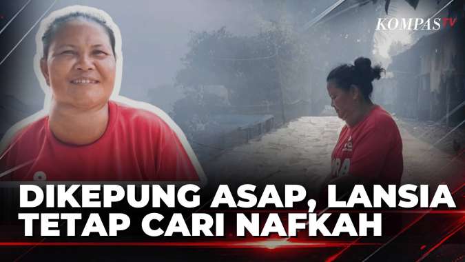 Kabut Asap Karhutla Selimuti Desa Rimbo Panjang Kampar, Lansia 60 Tahun Terpaksa Jual Kerupuk di Tengah Titik Api