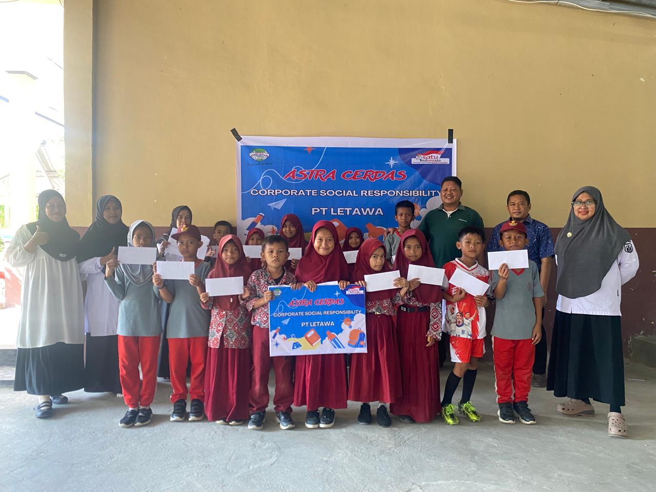 PT Letawa Salurkan Beasiswa Astra Cerdas ke 55 Siswa di Tikke Raya, Pasangkayu, dari SD hingga SMA