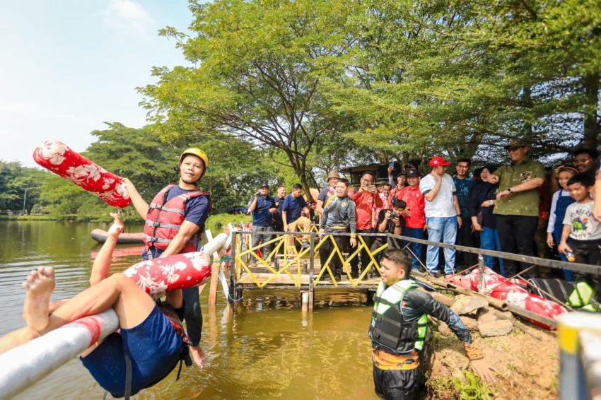 128 ASN Pemkot Medan Adu Kekuatan di Atas Danau Cadika, Lomba Pukul Bantal Pecahkan Tawa Wali Kota