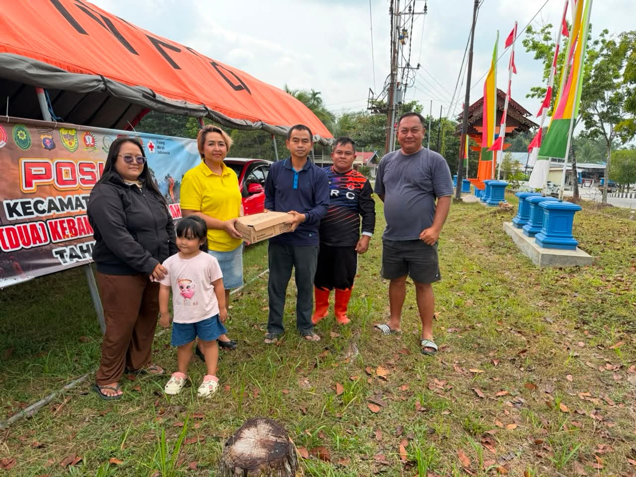 Anggota DPRD Gunung Mas Iceu Purnamasari Salurkan Bantuan Susu dan Vitamin untuk Petugas Karhutla di Kuala Kurun