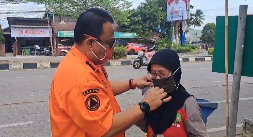 Asap Karhutla Mulai Pekat di Tenggarong, BPBD Kukar Bagikan 400 Masker ke Pengendara Motor di Dua Simpang
