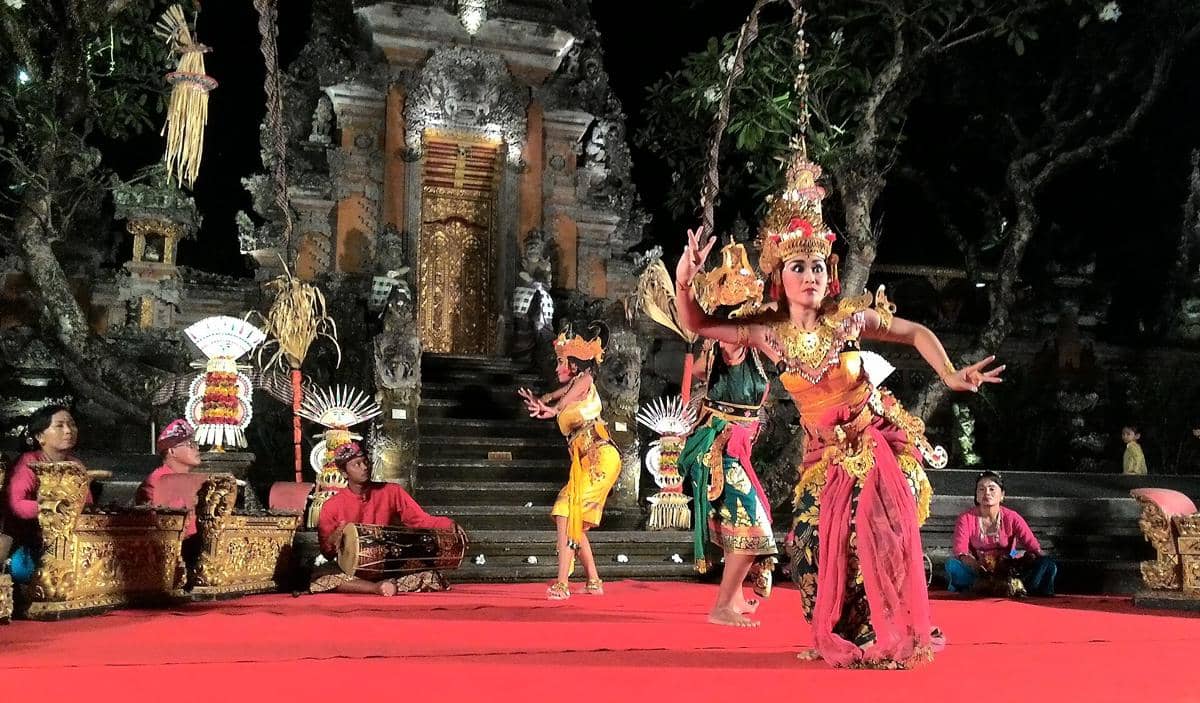5 Tempat Terbaik Menyaksikan Tari Tradisional Indonesia yang Memikat