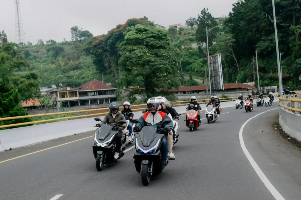 Angin Kencang Melanda Sejumlah Wilayah Bali, Astra Motor Ingatkan Pengendara Motor Soal Risiko di Jalan Terbuka