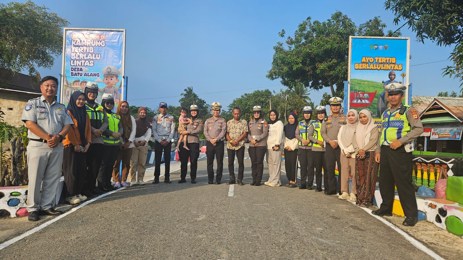 Tim Monev Polda Sulsel Nilai Kampung Tertib Lalu Lintas di Luwu Utara, 5 Helm SNI Dibagikan ke Warga