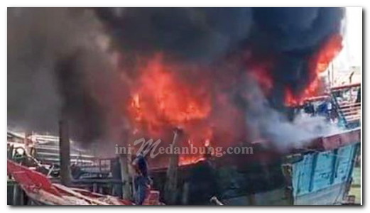Kapal Pukat Teri KM Cenderawasih Laut Ludes Terbakar di Pelabuhan Perikanan Belawan, Ledakan Blower Mesin Picu Api
