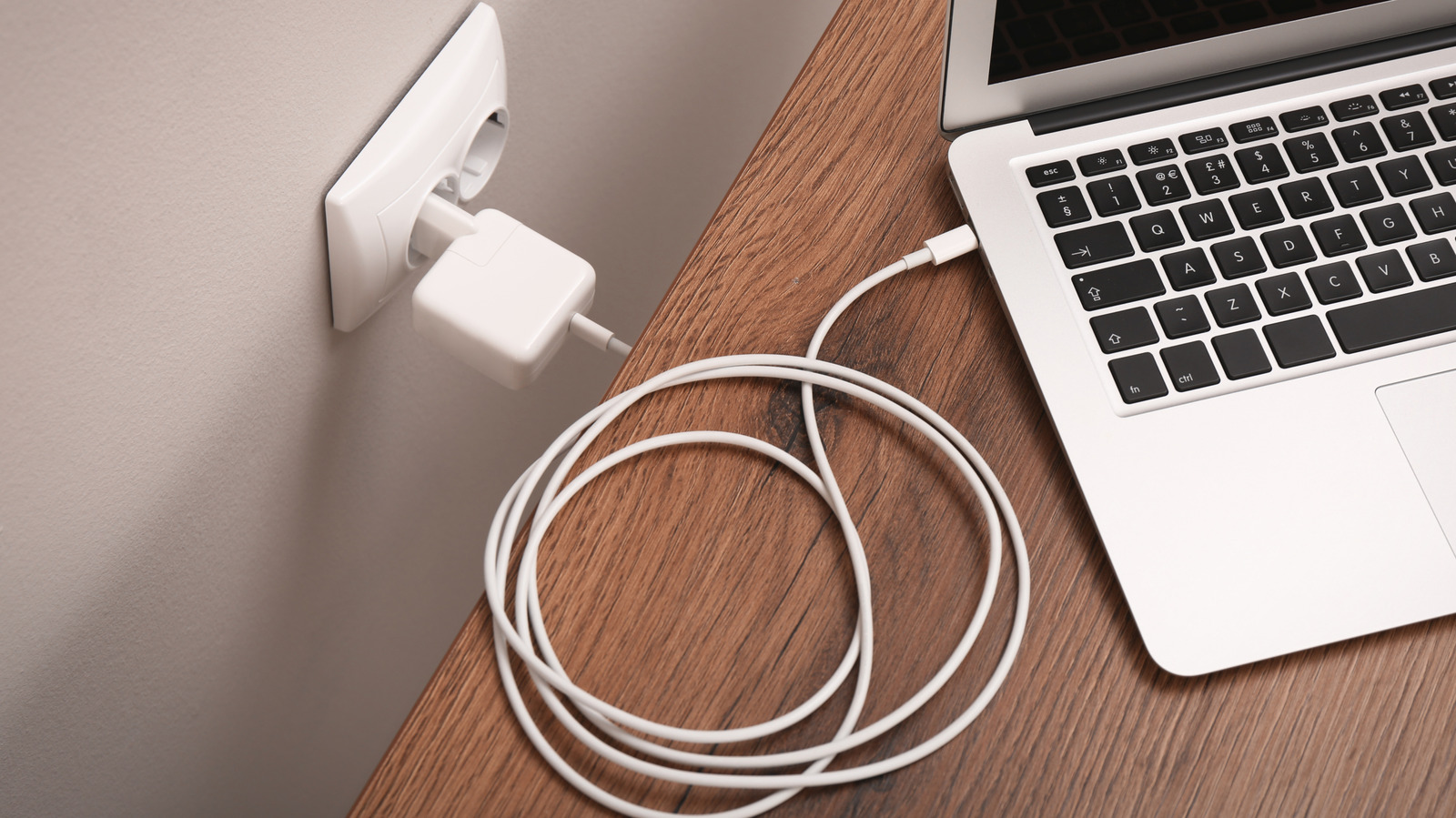 Mengisi Daya HP Pakai Charger Laptop USB-C, Amankah untuk Baterai?