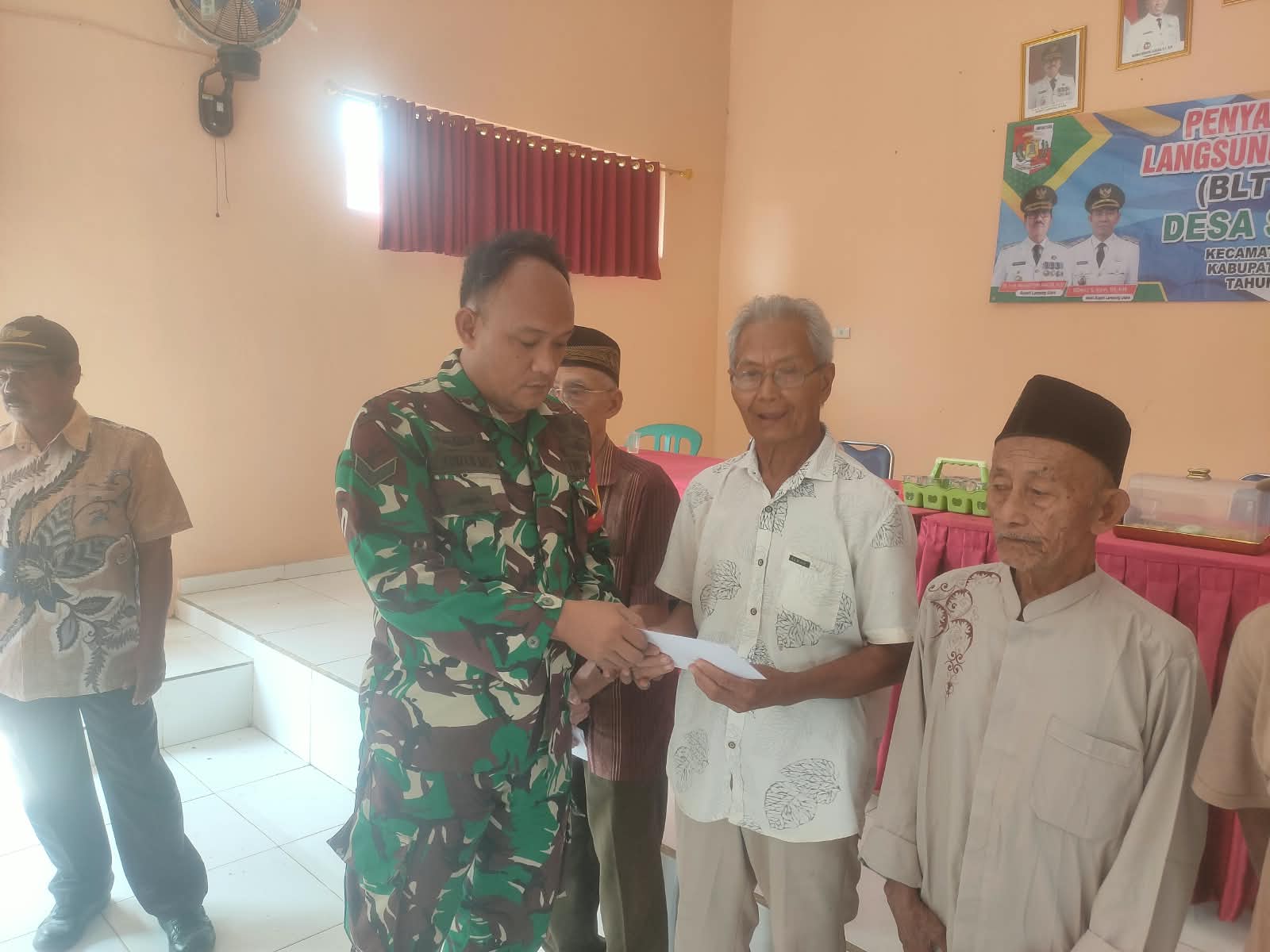 Babinsa Koramil 412-04/KTB Dampingi Penyaluran BLT Dana Desa di Sawojajar, Pastikan Bantuan Tepat Sasaran