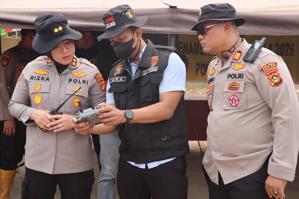 Polres Ogan Ilir Terbangkan Drone Pantau Titik Api Karhutla di Sungai Rambutan dan Pegayut