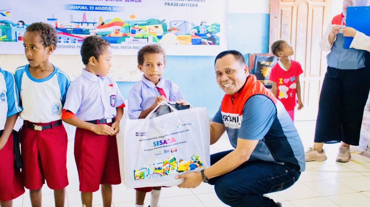 Pertamina Bagikan Seragam dan Sepatu Sekolah untuk Anak-Anak Doromena di Jayapura