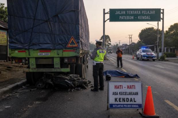 Kecelakaan Maut di Gianyar: Pemotor 63 Tahun Tewas Dihantam Truk Pasir di Blahbatuh, Satu Korban Luka Berat