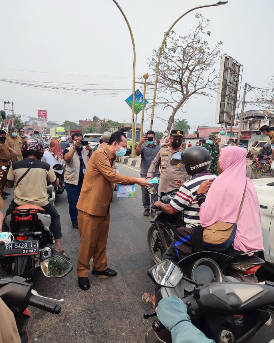 Kabut Asap Pekat Selimuti Muaro Jambi, Bupati Bambang Bayu Suseno Bagikan Ribuan Masker ke Warga