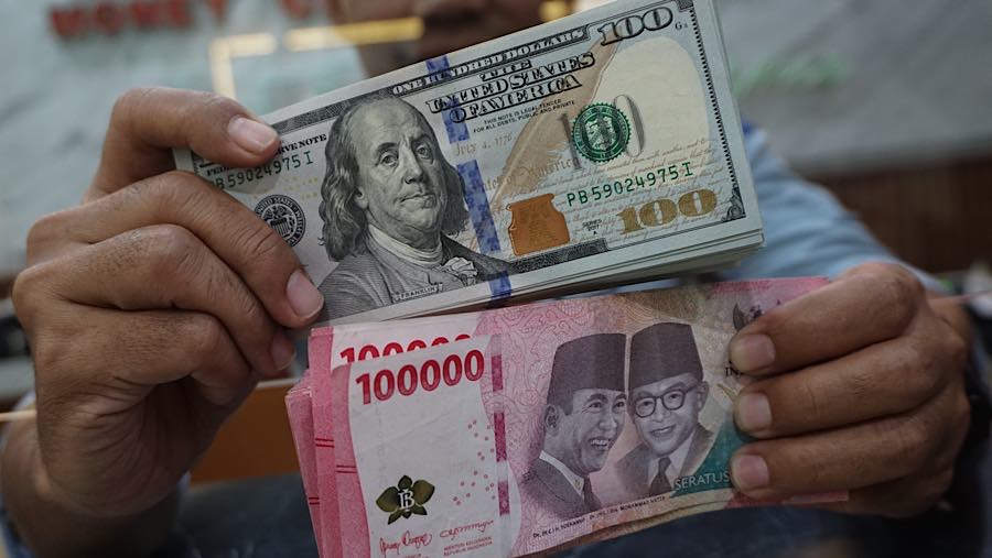 Rupiah Berpeluang Menguat ke Bawah Rp17.700, Harga Minyak Turun Jadi Katalis