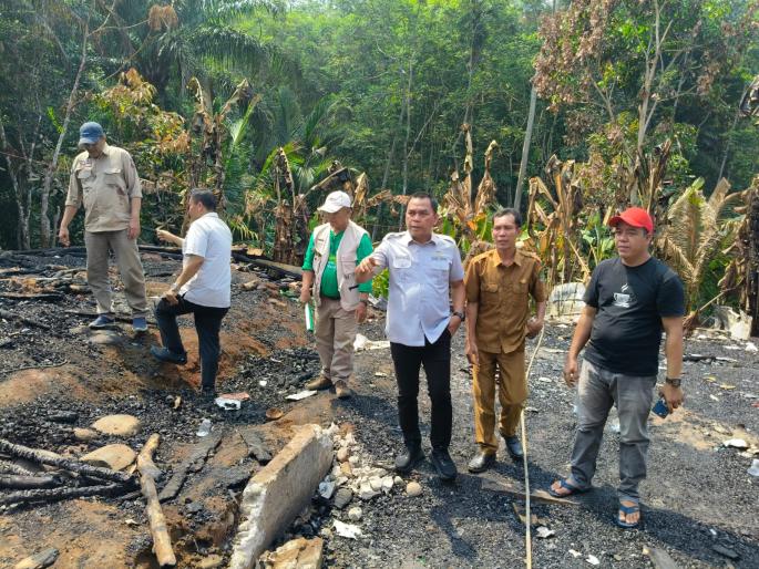 Wakil Bupati Bengkulu Tengah Tarmizi Salurkan Bantuan Sembako dan Kasur untuk Dua Keluarga Korban Kebakaran di Desa Tiambang