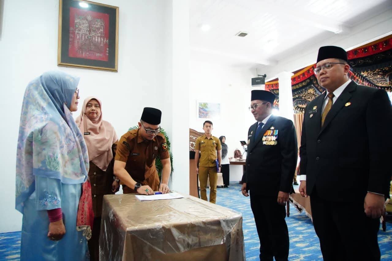 Bupati Tanah Datar Eka Putra Lantik Empat Pejabat Administrator, Instruksikan Percepatan Realisasi TKD untuk Masyarakat
