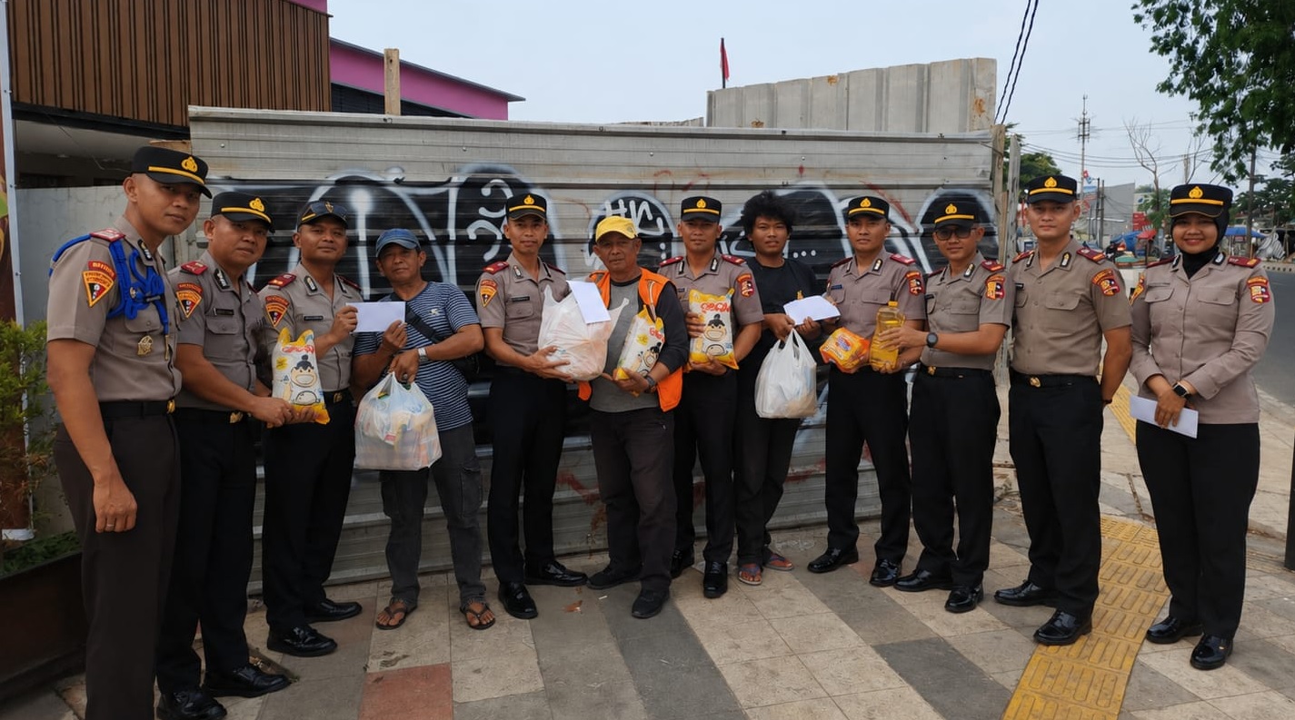 Siswa SIP Angkatan 56 Polda Gorontalo Bagikan Bansos di Depok, Bentuk Pengabdian Calon Perwira di Tengah Masyarakat