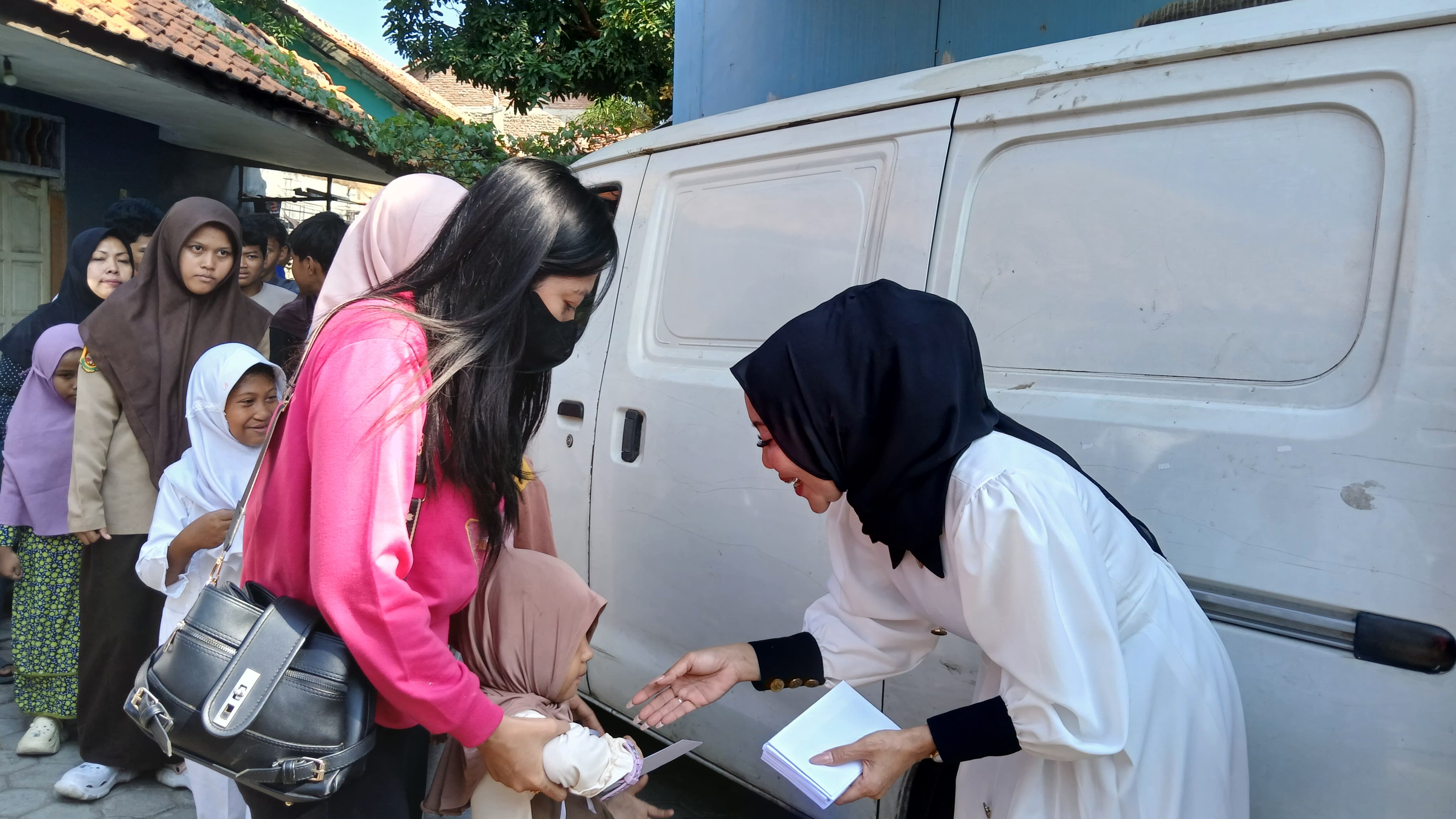 HUT ke-28 PAN di Kota Cirebon, Rinna Suryanti Salurkan Santunan untuk 100 Anak Yatim dari Dapil I
