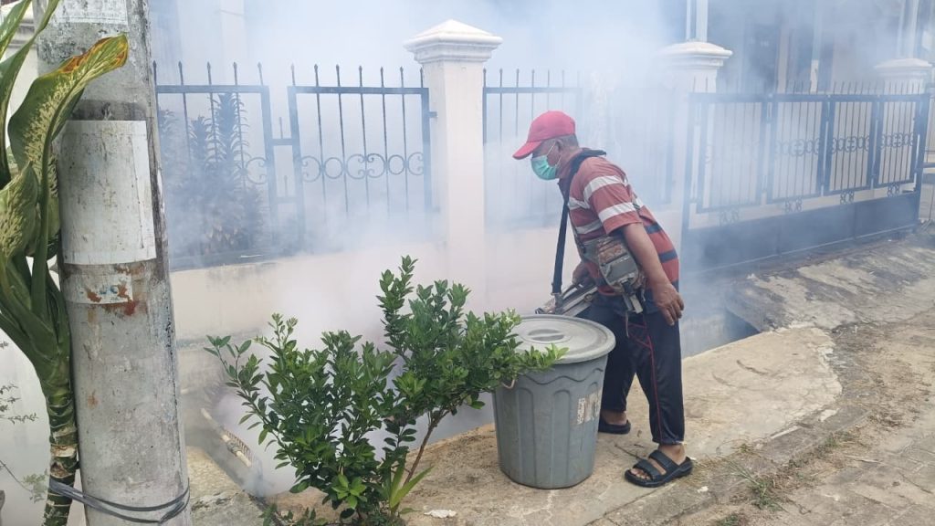 Cegah DBD di Bandar Lampung, Puskesmas Rajabasa Indah Fogging Perumahan Bumi Puspa Kencana