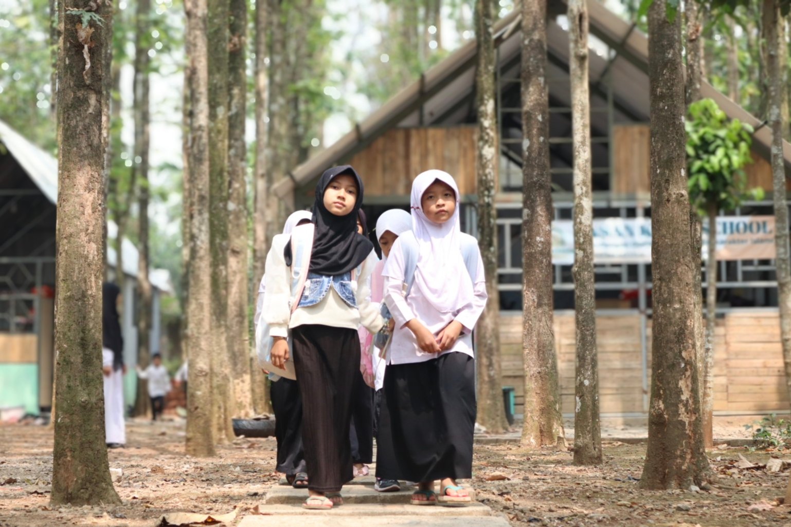 Insan Kamil School di Tangerang Ajarkan Siswa Buat Telur Asin dan Kerajinan Tangan di Tengah Kebun Jati