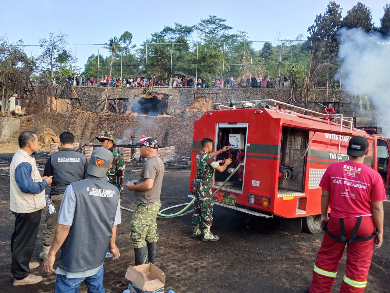 Kebakaran Lahan di Pusakajaya Subang Meluas ke 2 Hektare, Babinsa dan Damkar Padamkan Api Sebelum Capai Permukiman