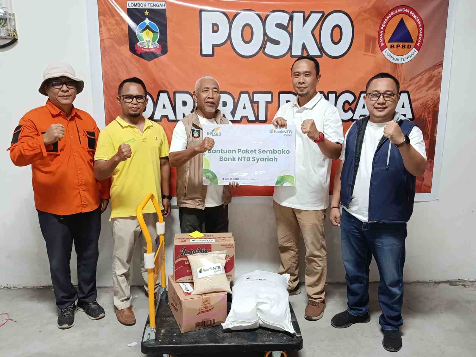 Kebakaran Landa Desa Adat Sade Lombok Tengah, Bank NTB Syariah Kirim Air Bersih dan Sembako ke Lokasi Pengungsian