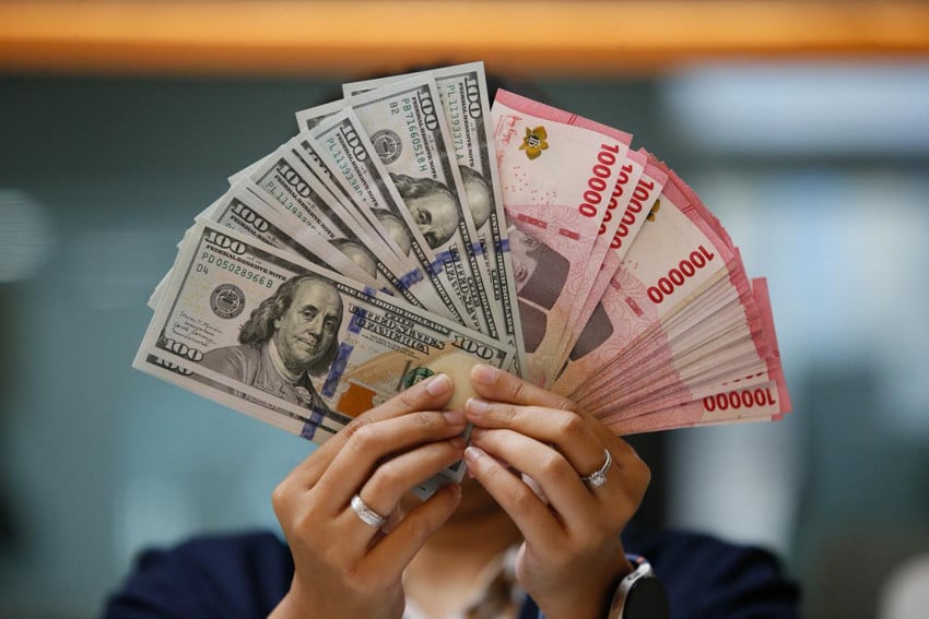 Rupiah Tembus Rp17.721 per Dolar AS, Sanksi AS-Iran Jadi Biang Kerok