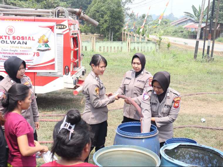 Polwan Polres Sekadau Salurkan 18 Ribu Liter Air Bersih ke Dua Desa Saat Kemarau, Bantuan Bertahap untuk Warga