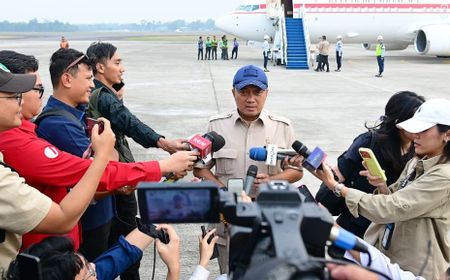 Prabowo Siapkan Tambahan Heli Water Bombing dan Motor Trail untuk Kejar Sisa Karhutla