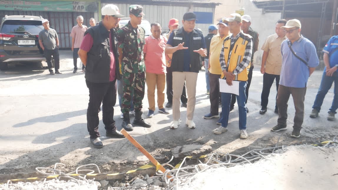 Bupati Sidoarjo Sidak Proyek Betonisasi di Krian, Deviasi 1,5 Persen dan Alat Berat Kecil Jadi Sorotan
