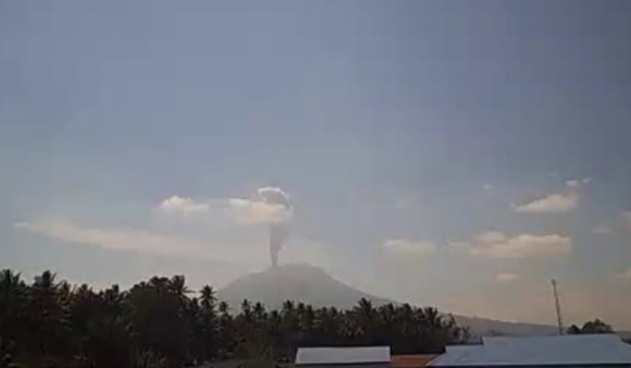 Gunung Ibu di Halmahera Barat Erupsi Lagi, Kolom Abu Capai 1.000 Meter, PVMBG Perluas Zona Larangan