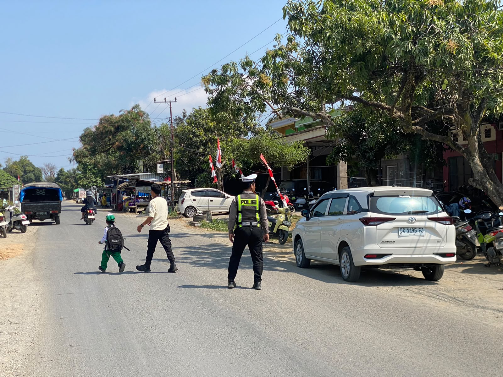 Polres Mamuju Tengah Turun ke Jalan Urai Kepadatan Arus Lalu Lintas di Trans Sulawesi, Cegah Kecelakaan Sejak Dini