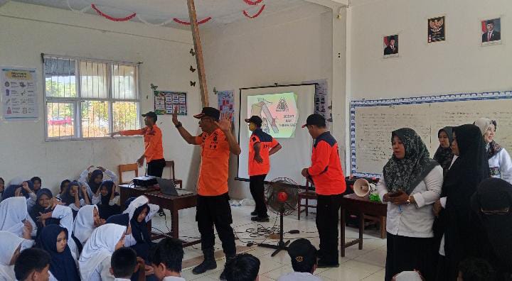 BPBD Sulbar Bekali Pelajar MTs di Mamuju Simulasi Evakuasi Bencana, Ini yang Diajarkan ke Siswa
