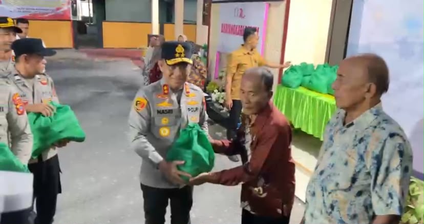Kapolda Sulteng Irjen Nasri Bagikan 100 Paket Sembako ke Warga Ampana Tete, Tojo Una-Una
