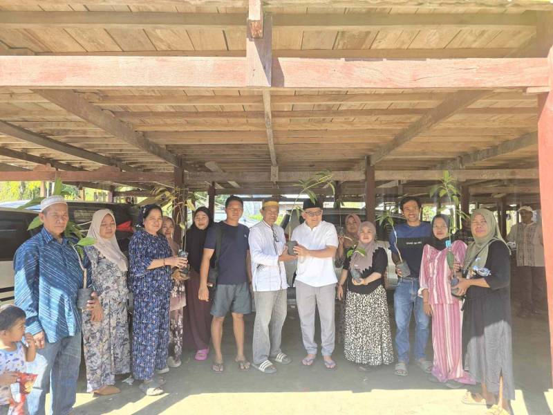 Anggota DPR RI Jaelani Bagikan Ratusan Bibit Durian dan Alpukat untuk Pulihkan Lahan Kritis di Kolaka