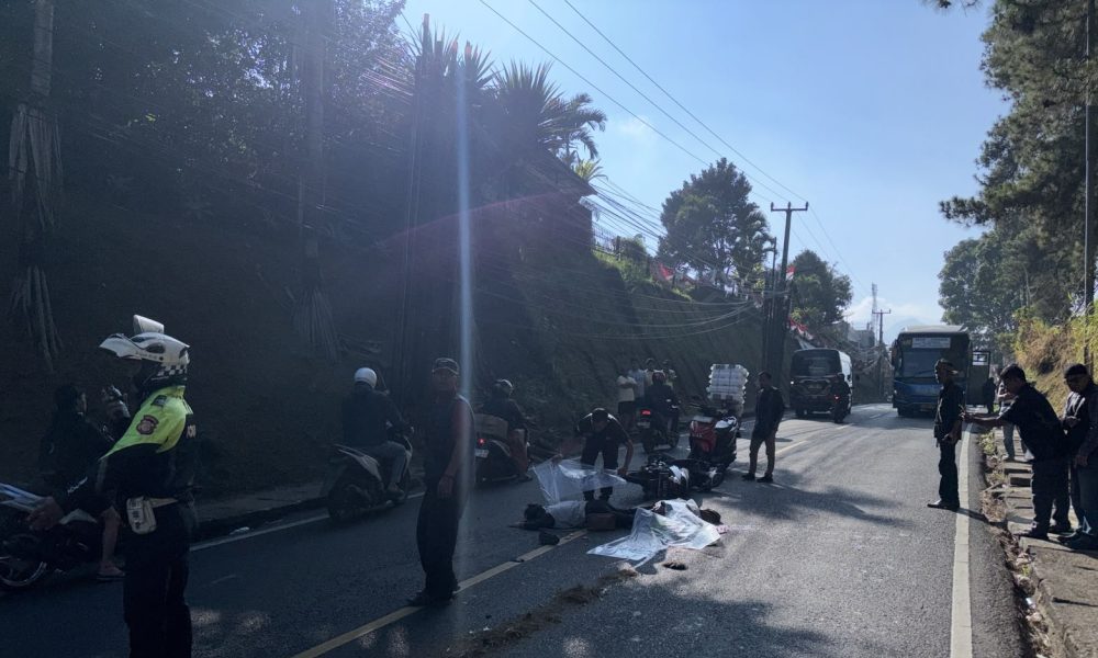 Kecelakaan Maut di Jalan Raya Puncak Cisarua: Dua Pemotor Tewas Setelah Terlibat Benturan dengan Dump Truck