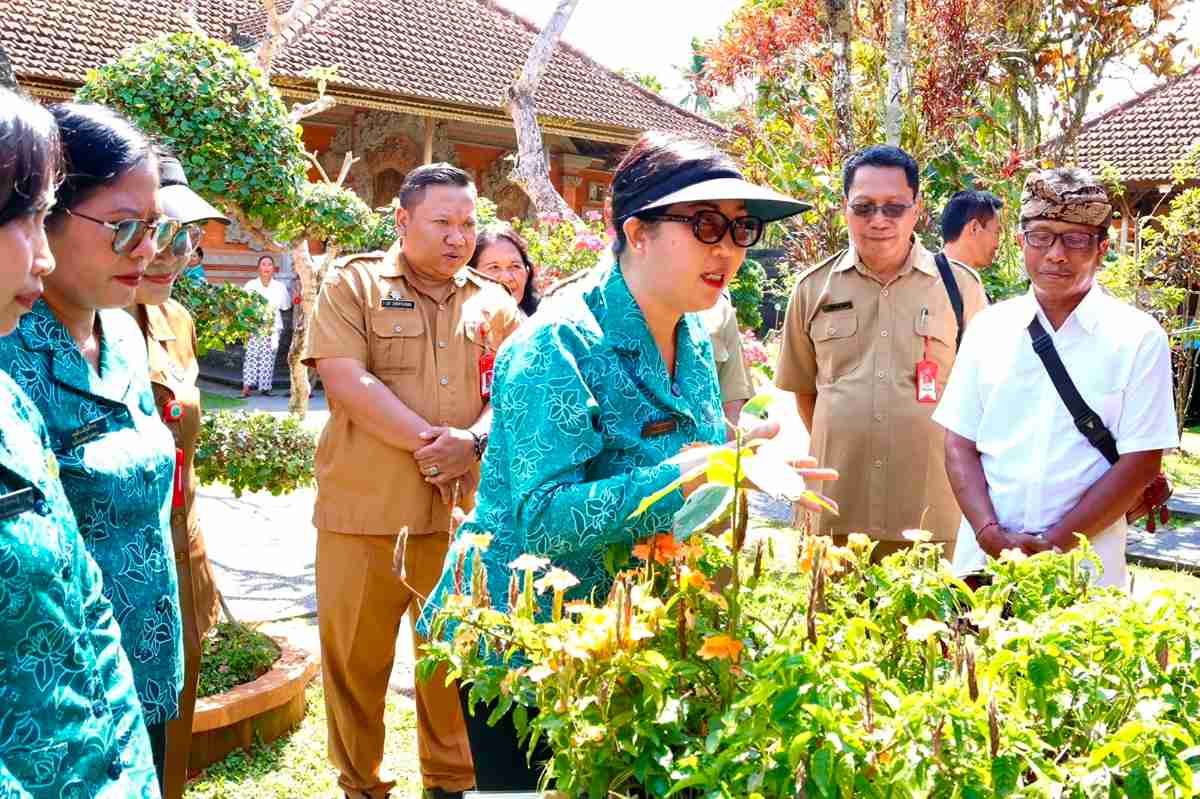 Tinjauan PKK di Tabanan, Bunda Rai Apresiasi Inovasi Pengelolaan Sampah Simponi di SMP Negeri 3 Kediri