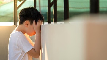 7 Tanda Anak Alami Tekanan Sosial dari Teman Sekolah yang Sering Tak Terucap