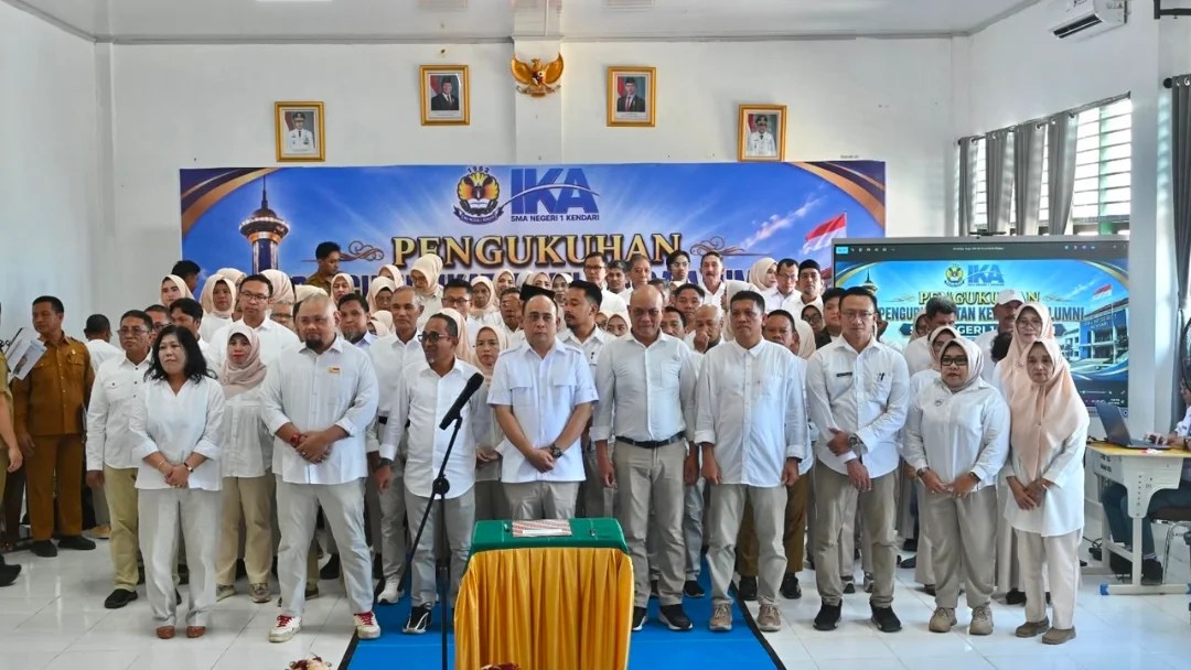 Gubernur Sultra Andi Sumangerukka Kukuhkan Pengurus IKA SMAN 1 Kendari, Andi Ady Aksar Pimpin Periode 2025-2029